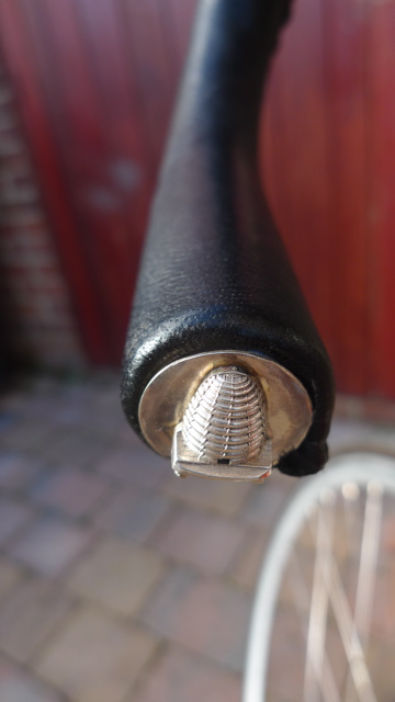handlebar plug (a skep) (note leather bar covering)